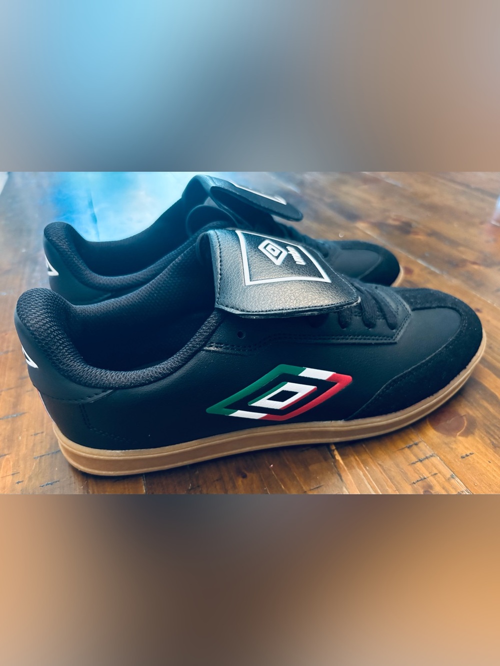 Umbro Retro Low-Top Soccer Sneakers in Black -Men’s Size 7